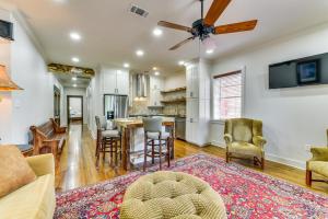 Χώρος καθιστικού στο Charming Louisiana Getaway with Furnished Balcony!