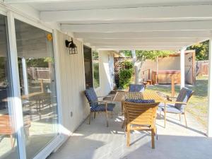 a porch with chairs and a table and a table and chairs at Hot Tub! King Bed-firepitt-near Airport& Freeway in Medford