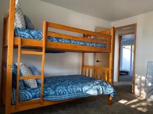 1 dormitorio con 3 literas en una habitación en Hot Tub! King Bed-firepitt-near Airport& Freeway en Medford