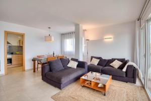 a living room with a couch and a table at Lola in L'Escala