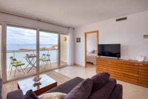 a living room with a couch and a television at Lola in L'Escala