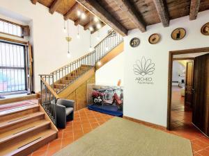 um átrio com escadas e um sinal na parede em Apollonion HH above Apollo's temple Ortygia em Siracusa