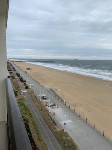 - une vue sur une plage avec une route et l'océan dans l'établissement Barclay Towers, à Virginia Beach