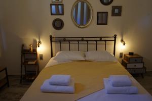 A bed or beds in a room at by karakas Γαστρί