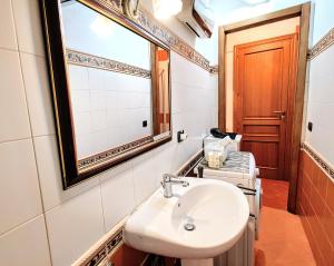 um banheiro com pia e espelho em Apollonion HH above Apollo's temple Ortygia em Siracusa