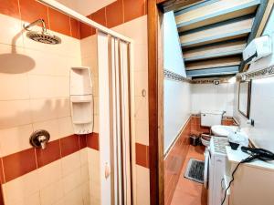 um pequeno banheiro com uma pia e um vaso sanitário em Apollonion HH above Apollo's temple Ortygia em Siracusa