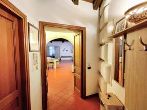 um corredor com uma porta que leva a um quarto em Apollonion HH above Apollo's temple Ortygia em Siracusa mais 117 fotografias