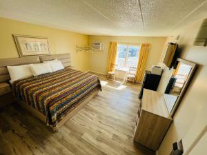 Coastal Inn - Ocean City في آوشين سيتي: غرفه فندقيه بسرير ونافذه