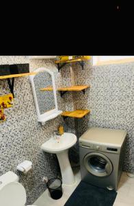 ein Badezimmer mit einer Waschmaschine und einem Waschbecken in der Unterkunft Villa diam la paix in Guediawaye