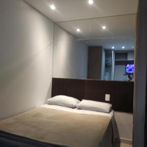 Una cama o camas en una habitación de La Home House6 - Apto Studio Completinho com elevador em SJP - 10 minutos Aeroporto Afonso Pena - Curitiba