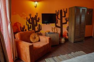 ein Wohnzimmer mit einem Sofa und einem an der Wand gemalten Kaktus in der Unterkunft Hotel Pamela Concept in Negotino