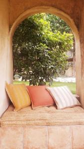tres almohadas sentadas en un asiento de ventana en una casa en Maison Planier, havre de paix proche mer et centre, en Sausset-les-Pins