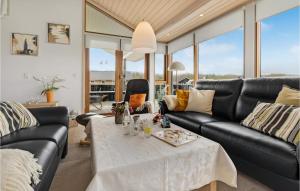 Gorgeous Home In Sydals With Wifi في Neder Lysabild: غرفة معيشة مع أريكة وطاولة
