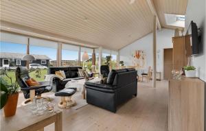 Gorgeous Home In Sydals With Wifi في Neder Lysabild: غرفة معيشة بها كنب وكراسي وطاولة