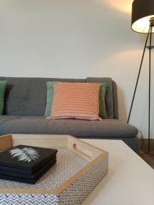 sala de estar con sofá y mesa de centro en Le petit cocon de la poste, en Gourdon-en-quercy