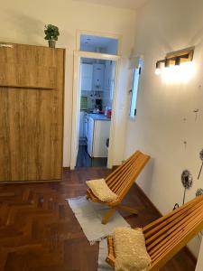 a living room with a bench and a kitchen at Departamento Mar del Plata in Mar del Plata