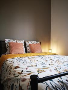 Una cama con dos almohadas encima. en Le petit cocon de la poste, en Gourdon-en-quercy