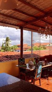 uma sala de jantar com mesa e vista para o deserto em Apart Fraga Maia em Feira de Santana