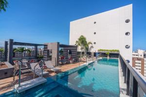 una piscina en la azotea de un edificio en APARTAMENTO ALTO LUXO VISTA MAR TIME, en Maceió