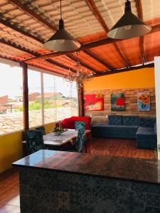 - un salon avec une table et un canapé dans l'établissement Apart Fraga Maia, à Feira de Santana