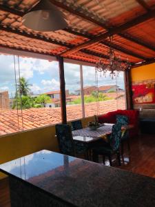jadalnia ze stołem i krzesłami w obiekcie Apart Fraga Maia w mieście Feira de Santana