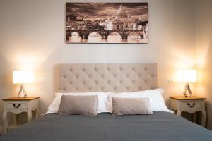 ローマにあるDream Holiday Homeのベッドルーム1室(大型ベッド1台、テーブル上のランプ2つ付)
