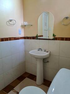 La salle de bains est pourvue d'un lavabo, d'un miroir et de toilettes. dans l'établissement Fánsil, à San Juan