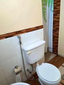 La salle de bains est pourvue de toilettes blanches. dans l'établissement Fánsil, à San Juan