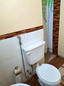 baño con aseo blanco en una habitación en Fánsil en San Juan