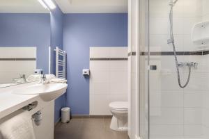 een badkamer met een wastafel en een douche bij ACE Hôtel Metz in Metz
