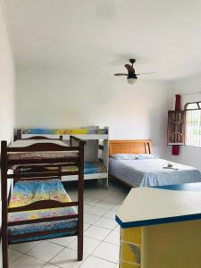 a bedroom with two bunk beds and a ceiling at Apart Fraga Maia in Feira de Santana