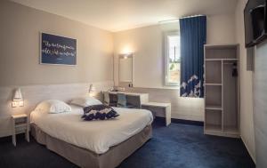 um quarto de hotel com uma cama e uma secretária em ACE Hôtel Metz em Metz