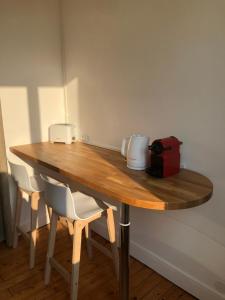 una mesa de madera con una bolsa roja encima en Chez julie, en Caen