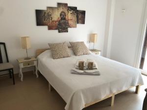 um quarto com uma cama com duas toalhas em CASA VIRIATO em Ayamonte