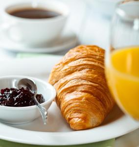 - un plateau avec un croissant et un bol de confiture dans l'établissement Timhotel Paris Gare de l'Est, à Paris