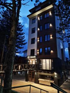 Budynek, w którym mieści się aparthotel