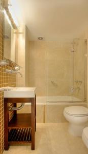 uma casa de banho com um WC, um lavatório e um chuveiro em Telmho Hotel Boutique em Buenos Aires