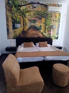 蘇塞的住宿－Hotel Diar Meriam，一间卧室设有两张床,墙上挂着一幅画