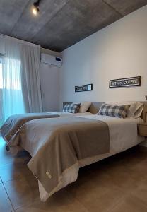 1 dormitorio con 1 cama grande en una habitación en Rentarte en Pilar