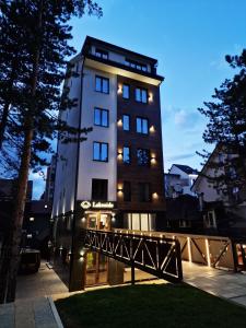 Budynek, w którym mieści się aparthotel