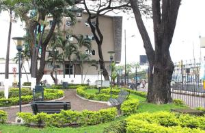 un parque con bancos y árboles y un edificio en Master Suite Next To San Marino Shopping, Balcony, en Guayaquil