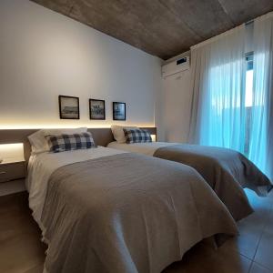um quarto com 2 camas e uma janela em Rentarte em Pilar