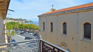 Blick auf eine Straße vom Balkon eines Gebäudes in der Unterkunft Hotel Medici in Milazzo