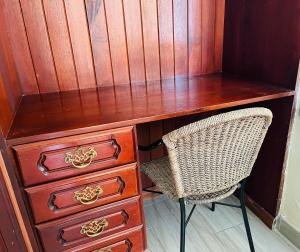 escritorio con silla junto a un armario de madera en Master Suite Next To San Marino Shopping, Balcony, en Guayaquil