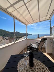 斯佩隆加的住宿－Divina Casa Vacanze Donna Silvana，阳台配有桌椅,享有美景。