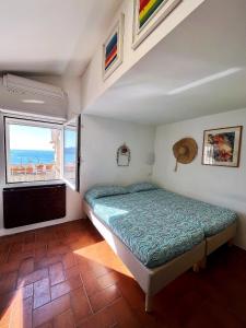スペルロンガにあるDivina Casa Vacanze Donna Silvanaのベッドルーム(ベッド1台、窓付)