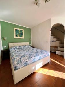 1 dormitorio con 1 cama y escalera en Divina Casa Vacanze Donna Silvana, en Sperlonga