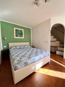 ein Schlafzimmer mit einem Bett und einer Treppe in der Unterkunft Divina Casa Vacanze Donna Silvana in Sperlonga