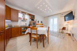 eine Küche mit einem Tisch und Stühlen im Zimmer in der Unterkunft GIOTTO Guesthouse in Due Carrare