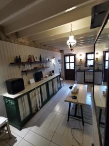 uma sala de estar com uma mesa e uma cozinha em Stou Kir Yianni em Omodos